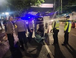 Satu Unit Mobil Box Terguling di Jalan Raya Alternatif Cileungsi- Cibubur, Pihak Kepolisian Lakukan Evakuasi