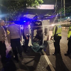 Satu Unit Mobil Box Terguling di Jalan Raya Alternatif Cileungsi- Cibubur, Pihak Kepolisian Lakukan Evakuasi