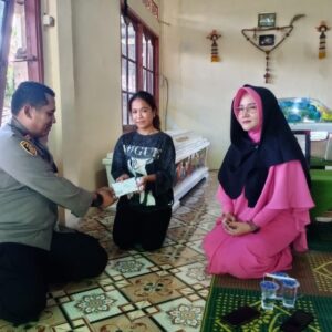Kapolsek Monterado Sambang Rumah Duka Kediaman Warga Yang Meninggal