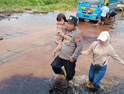 Ruas Jalan Pelang Terendam Genangan Air, Anggota Polsek Matan Hilir Selatan Sigap Bantu Warga