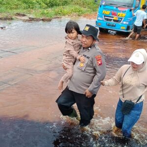 Ruas Jalan Pelang Terendam Genangan Air, Anggota Polsek Matan Hilir Selatan Sigap Bantu Warga