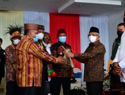 Buat Kejutan, Masyarakat Adat Suku Mbaham Matta Beri Wapres Cenderamata