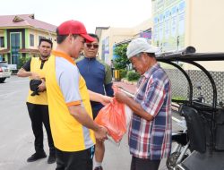 Aksi Humanis Kapolres Batu Bara, Spontanitas Bagikan Bansos Kepada Abang Tukang Becak