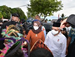 Tidak Hanya Buka Kaca, Wapres Turun Dari Mobil Demi Sapa Anak-Anak Papua