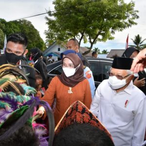 Tidak Hanya Buka Kaca, Wapres Turun Dari Mobil Demi Sapa Anak-Anak Papua