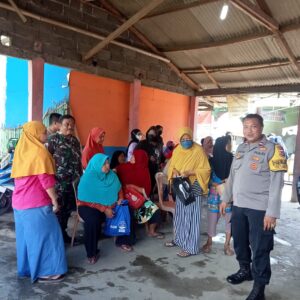 Di Kawal Ketat Babinsa Koramil 01 Tambun PT Pos Indonesia Salurkan BLT BBM Kepada Ratusan warga Desa Satria jaya