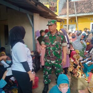 Babinsa Koramil 13 Kedungwaringin Saksikan Langsung PT Pos Indonesia Salurkan BLT BBM Kepada Ratusan warga Desa Waringinjaya