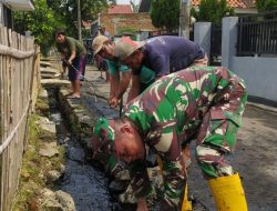 Antisipasi BanjirWarga bersama Babinsa Koramil 13 Kedungwaringin Bongkar Saluran Air