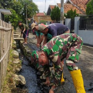 Antisipasi BanjirWarga bersama Babinsa Koramil 13 Kedungwaringin Bongkar Saluran Air