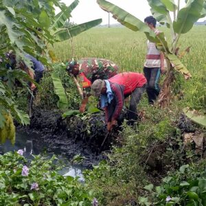 Antisipasi Banjir Bersihkan Saluran Air Babinsa Koramil 11 Pebayuran Bergelut dengan Lumpur dan sampah