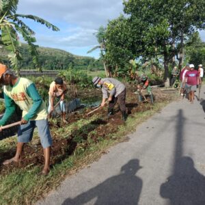 Wujud Kepedulian Terhadap Kebersihan Lingkungan, Babinsa Kademangan Dan Warga Masyarakat Gelar Kerja Bakti Bersama