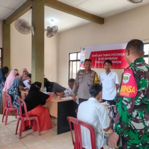 Di Bantu Babinsa Koramil 12 Serangbaru Ratusan Warga Desa Sukamahi Terima Bantuan BLT BBM