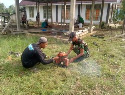Satgas Pamtas Yonif 645/GTY Ajak Warga Perbatasan Karya Bhakti Membersihkan Lingkungan Gereja Kalimantan Evangelis (GKE)