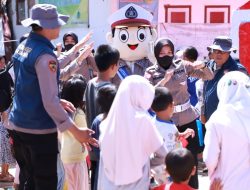 KABID HUMAS POLDA JABAR : POLRI BERMAIN BERSAMA ANAK PENGUNGSIAN KORBAN BENCANA GEMPA CIANJUR