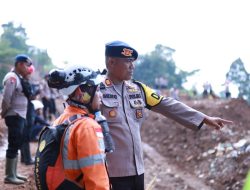 KABID HUMAS POLDA JABAR : TAK KENAL LELAH, POLRI TERUS MELAKUKAN PENCARIAN KORBAN LONGSOR