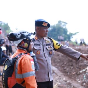 KABID HUMAS POLDA JABAR : TAK KENAL LELAH, POLRI TERUS MELAKUKAN PENCARIAN KORBAN LONGSOR