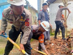 KABID HUMAS POLDA JABAR : POLRI BERSAMA WARGA BAHU MEMBAHU BERSIHKAN PUING-PUING RERUNTUHAN BANGUNAN PASCA GEMPA DI CIANJUR