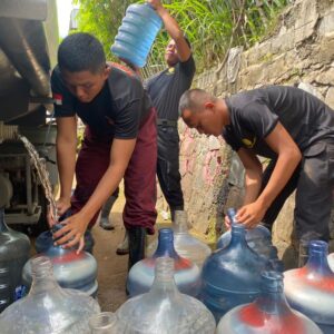KABID HUMAS POLDA JABAR : POLRI TERJUN LANGSUNG, PENUHI KEBUTUHAN AIR BERSIH UNTUK WARGA TERDAMPAK GEMPA