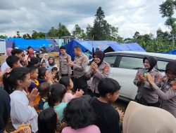 Kabid Humas Polda Jabar : Polri Hibur Korban Bencana Alam Gempa Bumi Cianjur Di Tenda Pengungsian
