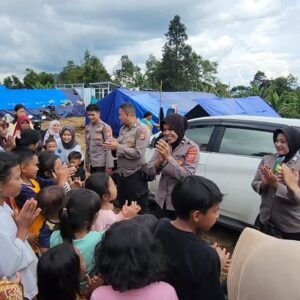 Kabid Humas Polda Jabar : Polri Hibur Korban Bencana Alam Gempa Bumi Cianjur Di Tenda Pengungsian