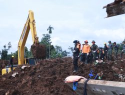 KABID HUMAS POLDA JABAR : POLRI BERHASIL MENEMUKAN 3 UNIT KENDARAAN BERMOTOR DI LOKASI LONGSOR CIANJUR