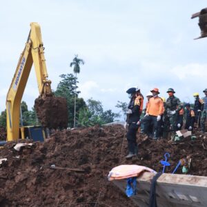 KABID HUMAS POLDA JABAR : POLRI BERHASIL MENEMUKAN 3 UNIT KENDARAAN BERMOTOR DI LOKASI LONGSOR CIANJUR