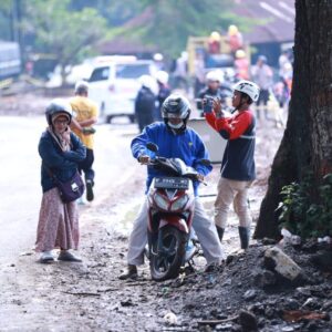 KABID HUMAS POLDA JABAR : POLRI HIMBAU WARGA SUPAYA TIDAK LAKUKAN FOTO /VIDEO DI LOKASI EVAKUASI LONGSOR GEMPA CIANJUR