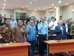 Irjen Pol.Purn Ronny Sompie Berikan Karya Tulis” Berjudul Exit Strategy Polemik Migran Indonesia