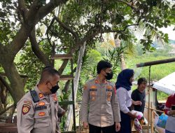 Polsek Cibinong Cek TKP Penemuan Bayi di Kali Poncol