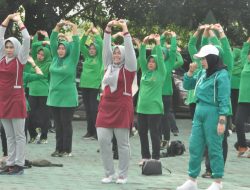 Tingkatkan Kebugaran Ny. Cindy Horison Ramdhan Ketua Persit KCK Cabang XXIII Kodim 0509 Koorcab Rem 051 PD JAYA Gelar Olahraga Bersama