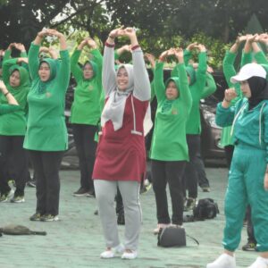 Tingkatkan Kebugaran Ny. Cindy Horison Ramdhan Ketua Persit KCK Cabang XXIII Kodim 0509 Koorcab Rem 051 PD JAYA Gelar Olahraga Bersama