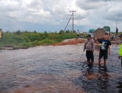 Dengan Kompak Warga Yang Terjebak Banjir Dijalan,Dibantu Bripka Suhanadi Bersama Serda Andri Bahu Membahu