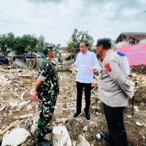 Presiden Berikan Arahan ke Pangdam dan Kapolda: Gerakkan TNI-Polri Bantu Bersihkan Puing