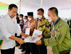 Presiden Jokowi Tinjau Rumah Contoh Tahan Gempa di Cianjur