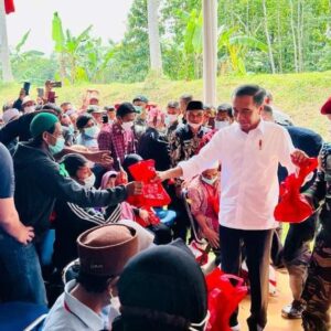 Presiden Tinjau Posko Bencana Gempa Bumi BIN di Desa Cijedil