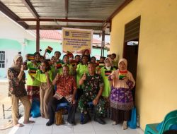 Dampingi Warga Latihan Pembuatan Noken Papua