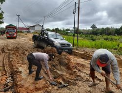 Demi Keselamatan Personil Polsek Pengkadan Laksanakan Pengaturan Lalu Lintas Dan Bantu Warga Perbaiki Jalan Rusak