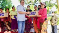 Bamsoet Bersama Ajik Krisna Berikan Bantuan 800 Paket Sembako kepada Warga Desa Tangguwisia Bali