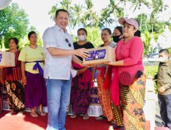 Bamsoet Bersama Ajik Krisna Berikan Bantuan 800 Paket Sembako kepada Warga Desa Tangguwisia Bali