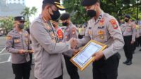 Kapolres Metro Tangerang Kota Beri Penghargaan Kepada 2 Polisi dan 2 Sub Satker Berprestasi