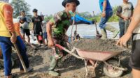 Wujud Kebersamaan, Babinsa Koramil Ponggok Gelar Kerja Bakti Bersama Warga Masyarakat
