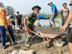 Wujud Kebersamaan, Babinsa Koramil Ponggok Gelar Kerja Bakti Bersama Warga Masyarakat
