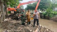 Antisipasi Banjir Petugas UPTD Dinas Kebersihan Bersama Babinsa Koramil 01 Tambun Keruk sampah di Jembatan Kalijambe