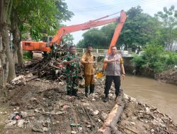 Antisipasi Banjir Petugas UPTD Dinas Kebersihan Bersama Babinsa Koramil 01 Tambun Keruk sampah di Jembatan Kalijambe