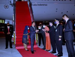 Usai Lawatan ke Brussels, Presiden Jokowi dan Ibu Iriana Tiba di Tanah Air