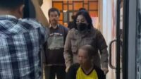 Patut Diapresiasi ! Didorong Naik Kursi Roda, SPKT Polrestabes Medan Bantu Warga Sakit Stroke Untuk Membuat Laporan