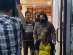 Patut Diapresiasi ! Didorong Naik Kursi Roda, SPKT Polrestabes Medan Bantu Warga Sakit Stroke Untuk Membuat Laporan