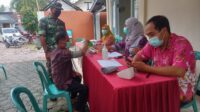 Dukung Kegiatan Vaksinasi Covid-19, Babinsa Pos Selopuro Dampingi Warga Binaannya