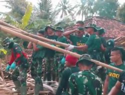 Yonif Raider 300/Bjw Bantu Warga Korban Gempa Cianjur Bersihkan Puing Puing