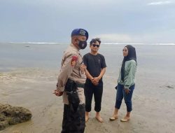 Anggota Sat Polairud Polres Sukabumi Himbau kepada Para Wisatawan pantai Agar selalu berhati hati saat berenang